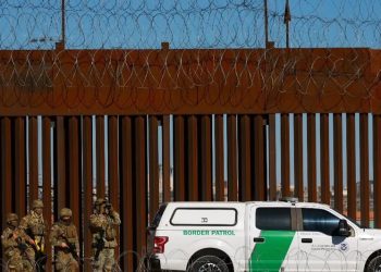 EU instala más alambrada de navajas en muro fronterizo con México; activistas lo califican de inhumano