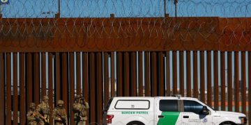EU instala más alambrada de navajas en muro fronterizo con México; activistas lo califican de inhumano
