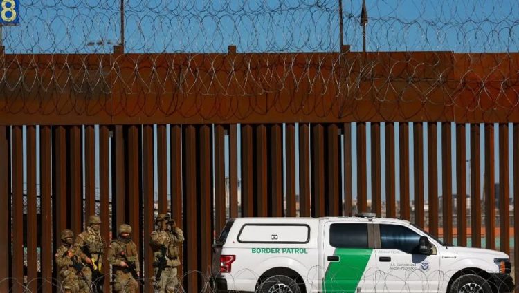 EU instala más alambrada de navajas en muro fronterizo con México; activistas lo califican de inhumano