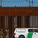 EU instala más alambrada de navajas en muro fronterizo con México; activistas lo califican de inhumano