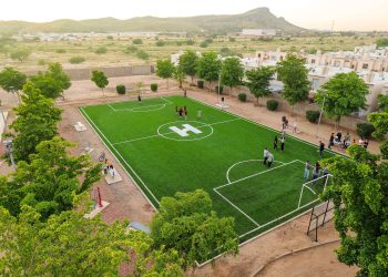 Inauguran Toño Astiazarán y familias de Villa Merlot nueva cancha de futbol con pasto sintético
