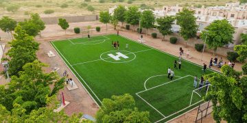 Inauguran Toño Astiazarán y familias de Villa Merlot nueva cancha de futbol con pasto sintético