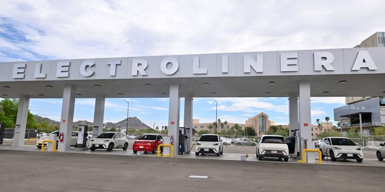 Primera Electrolinera Pública registra más de 3 mil recargas a vehículos