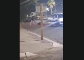 Pleito entre jóvenes y policías de Hermosillo tras reporte por escandalizar y beber alcohol (Video)