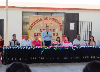 Entrega Omar Del Valle Colosio mesabancos a primaria indígena de Pesqueira