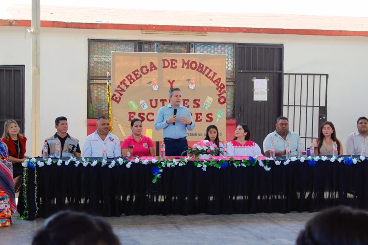 Entrega Omar Del Valle Colosio mesabancos a primaria indígena de Pesqueira