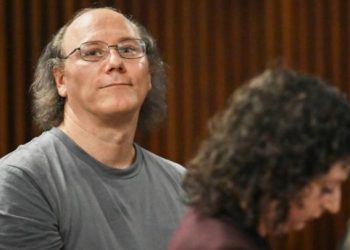 Un hombre confesó en TV que mató a sus padres y seguía cobrando sus cheques del Seguro Social en EEUU