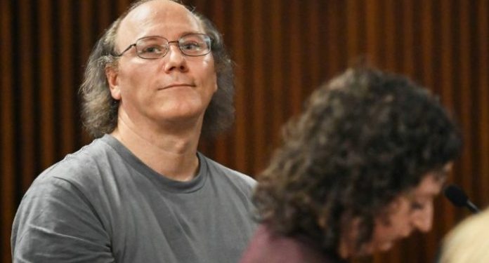 Un hombre confesó en TV que mató a sus padres y seguía cobrando sus cheques del Seguro Social en EEUU