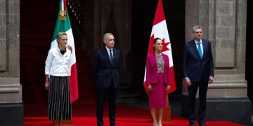 Recibe Sheinbaum al primer ministro de Canadá, Mark Carney, en la Puerta de Honor de Palacio Nacional