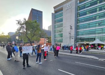 Trabajadores del SAT inician paro en distintos módulos de la capital y bloquean vialidades en la CDMX