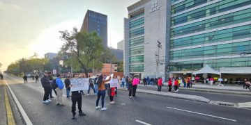 Trabajadores del SAT inician paro en distintos módulos de la capital y bloquean vialidades en la CDMX
