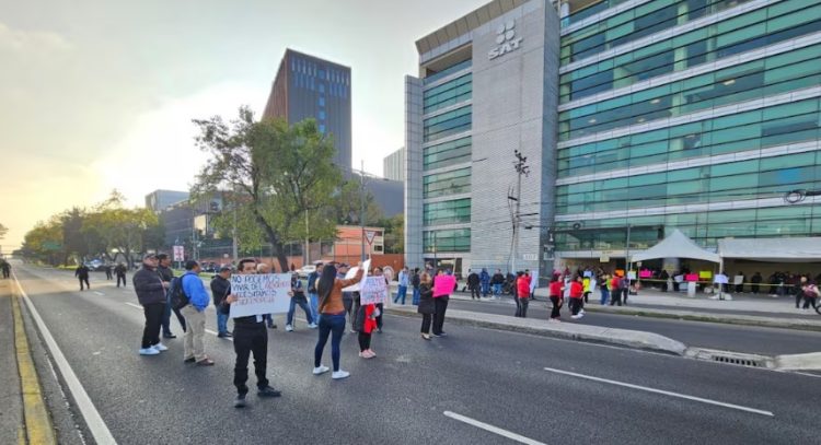 Trabajadores del SAT inician paro en distintos módulos de la capital y bloquean vialidades en la CDMX
