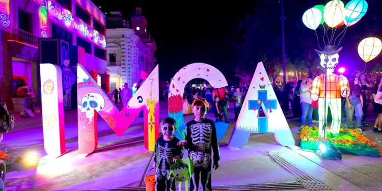 Se ilumina Plaza Zaragoza con el inicio del Tradicional Festival de Día de Muertos en Hermosillo