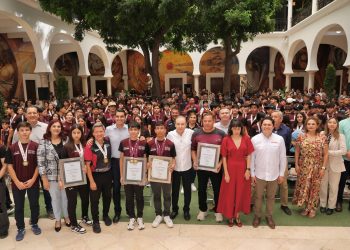Premia Gobernador Durazo con becas a medallistas de los Juegos Deportivos Nacionales de Educación Básica