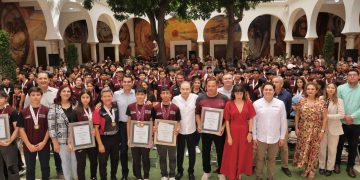 Premia Gobernador Durazo con becas a medallistas de los Juegos Deportivos Nacionales de Educación Básica