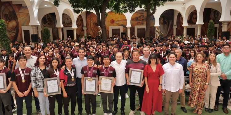 Premia Gobernador Durazo con becas a medallistas de los Juegos Deportivos Nacionales de Educación Básica