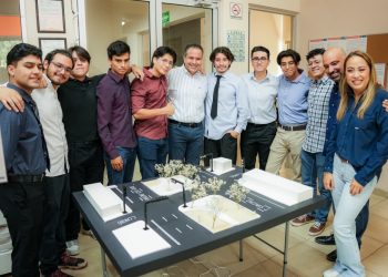 Reconoce Toño Astiazarán talento juvenil creador del proyecto de semáforo inteligente
