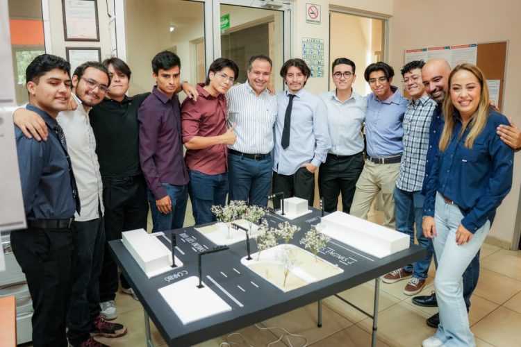 Reconoce Toño Astiazarán talento juvenil creador del proyecto de semáforo inteligente