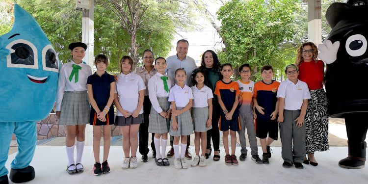 Entrega Toño Astiazarán primer distintivo CUIDA a Escuela Primaria Club de Leones #2