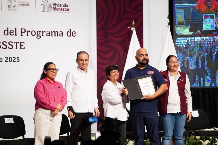 Gobernador Durazo y Sedatu garantizan certeza jurídica a familias con entrega de 300 escrituras del Fovissste