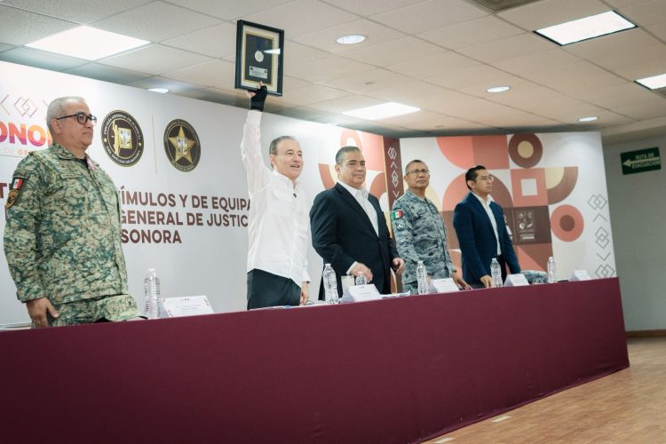 Con entrega de equipamiento y estímulos a personal de la Fiscalía de Sonora, Gobernador Durazo reconoce resultados en reducción delictiva
