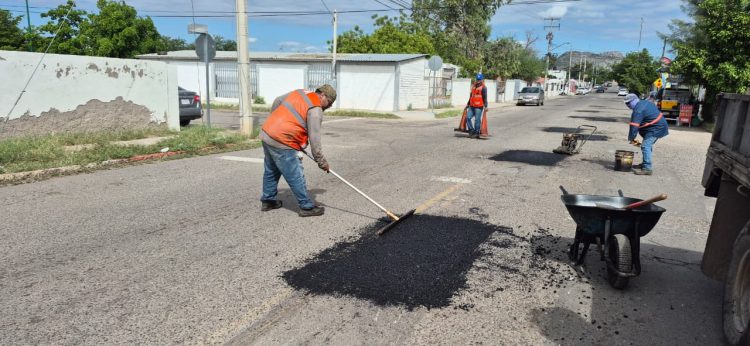 Continúa Ayuntamiento de Hermosillo jornadas de bacheo de día y noche