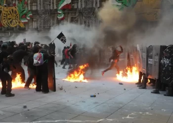 Confirma SSC policías y civiles lesionados en marcha del 2 de octubre; hay un detenido
