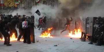 Confirma SSC policías y civiles lesionados en marcha del 2 de octubre; hay un detenido