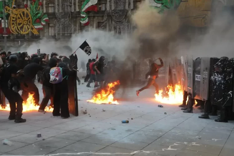 Confirma SSC policías y civiles lesionados en marcha del 2 de octubre; hay un detenido