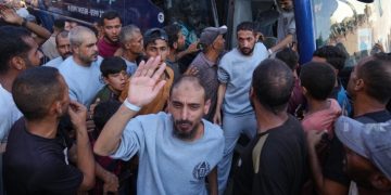 Libera Israel a mil 968 prisioneros palestinos a cambio de 20 rehenes en manos de Hamas