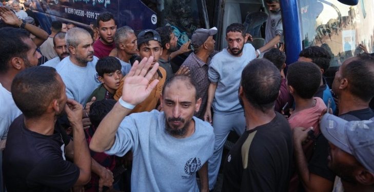 Libera Israel a mil 968 prisioneros palestinos a cambio de 20 rehenes en manos de Hamas