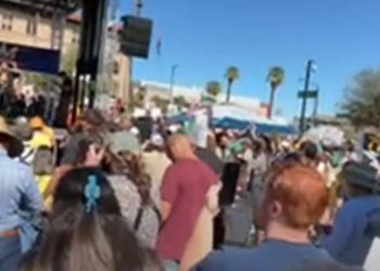 Protestan pacificamente por un EEUU ‘Sin Reyes’ en Phoenix Tucson y el sur de Arizona