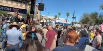 Protestan pacificamente por un EEUU ‘Sin Reyes’ en Phoenix Tucson y el sur de Arizona