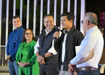 Beneficia Toño Astiazarán a estudiantes del Cobach Norte con tramo iluminado de Camina Segura