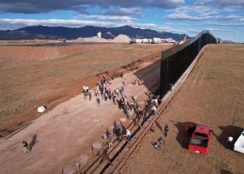 Activistas y pobladores de ambos lados de la frontera entre Sonora y Arizona en el Valle de San Rafael entre ambos paises.