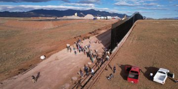 Activistas y pobladores de ambos lados de la frontera entre Sonora y Arizona en el Valle de San Rafael entre ambos paises.