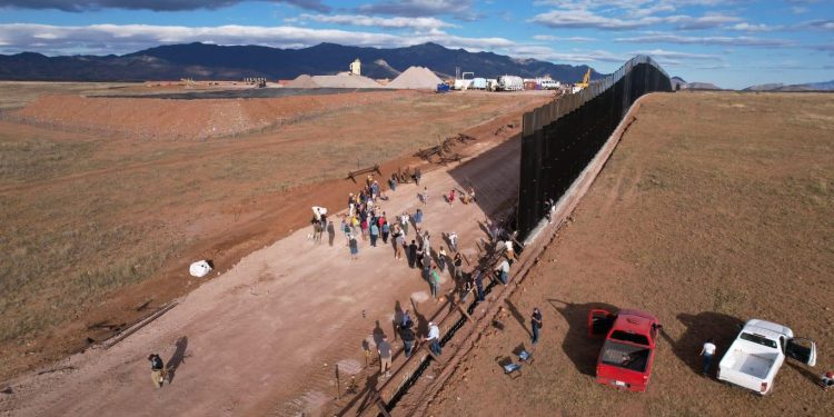 Activistas y pobladores de ambos lados de la frontera entre Sonora y Arizona en el Valle de San Rafael entre ambos paises.