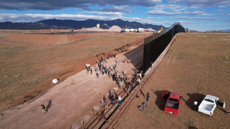 Activistas y pobladores de ambos lados de la frontera entre Sonora y Arizona en el Valle de San Rafael entre ambos paises.