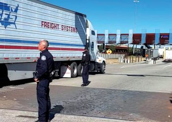 El cierre garita de Nogales  es mantenido por productores de Sinaloa, quienes impiden el paso de tractocamiones hacia EEUU que afecta a maquiladoras y transportistas locales