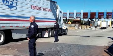 El cierre garita de Nogales  es mantenido por productores de Sinaloa, quienes impiden el paso de tractocamiones hacia EEUU que afecta a maquiladoras y transportistas locales