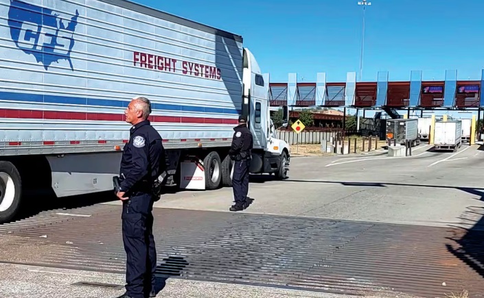 El cierre garita de Nogales es mantenido por productores de Sinaloa, quienes impiden el paso de tractocamiones hacia EEUU que afecta a maquiladoras y transportistas locales