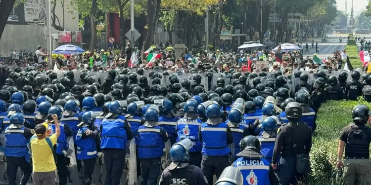 Sin llegar al Zócalo concluye reducida marcha de la ‘Generación Z’