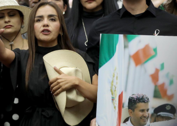 Grecia Quiroz, alcaldesa de Uruapan, registra las marcas “Carlos Manzo” y “Movimiento Independiente del Sombrero” ante el IMPI.