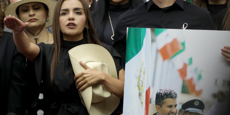 Grecia Quiroz, alcaldesa de Uruapan, registra las marcas “Carlos Manzo” y “Movimiento Independiente del Sombrero” ante el IMPI.