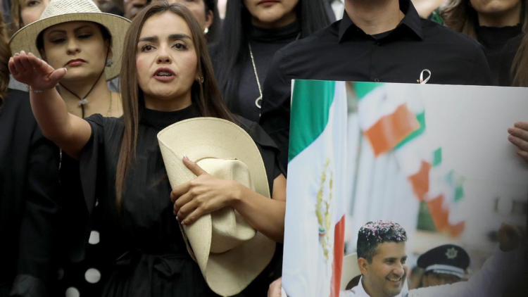 Grecia Quiroz, alcaldesa de Uruapan, registra las marcas “Carlos Manzo” y “Movimiento Independiente del Sombrero” ante el IMPI.