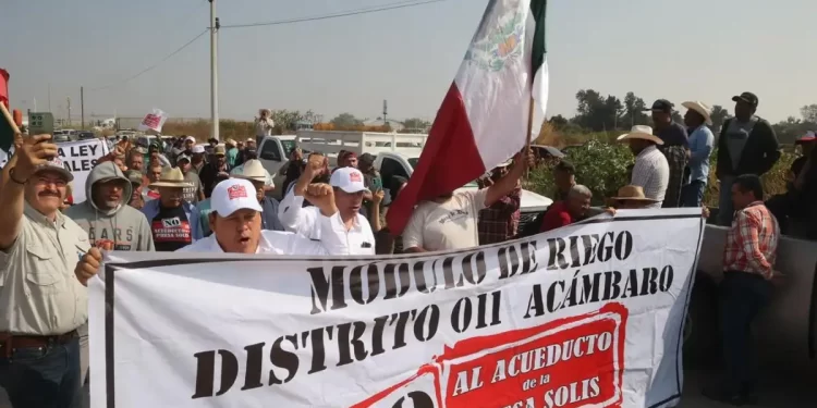 Agricultores y transportistas desquician carreteras en varios estados del país