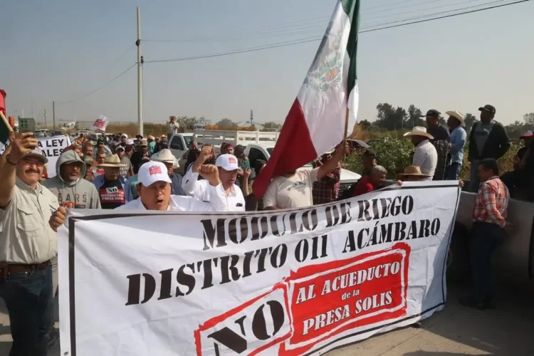Agricultores y transportistas desquician carreteras en varios estados del país