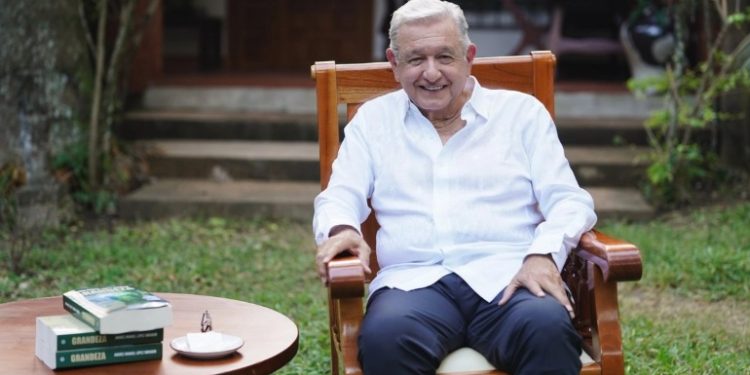 AMLO reaparece; Solo saldría a la calle por 3 razones. Defender la Democracia, a la presidenta y a la soberanía nacional