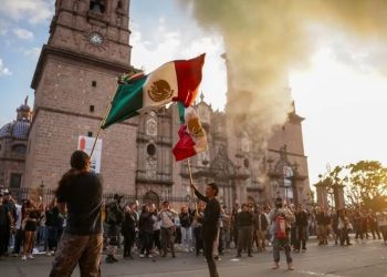 Escalan protestas en Michoacán; estudiantes se manifiestan ante Palacio de Gobierno en Morelia