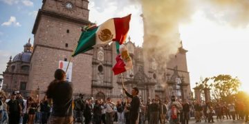 Escalan protestas en Michoacán; estudiantes se manifiestan ante Palacio de Gobierno en Morelia